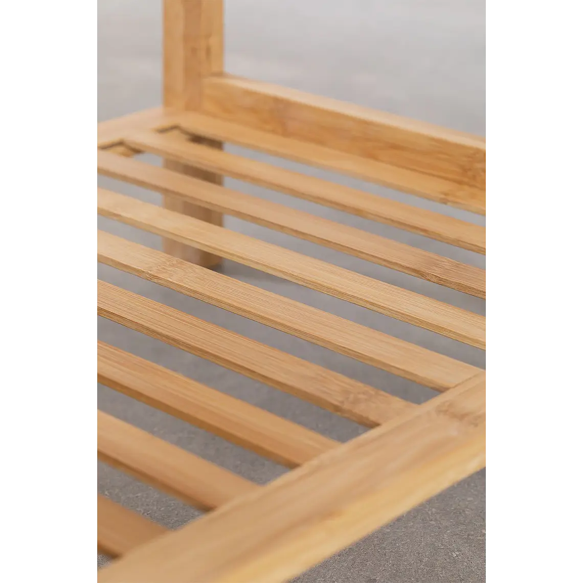 Armario abierto con estanterías en madera de bambú 8