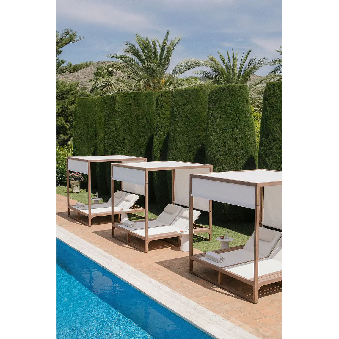 Cama balinesa reclinable en madera de eucalipto Talora 1