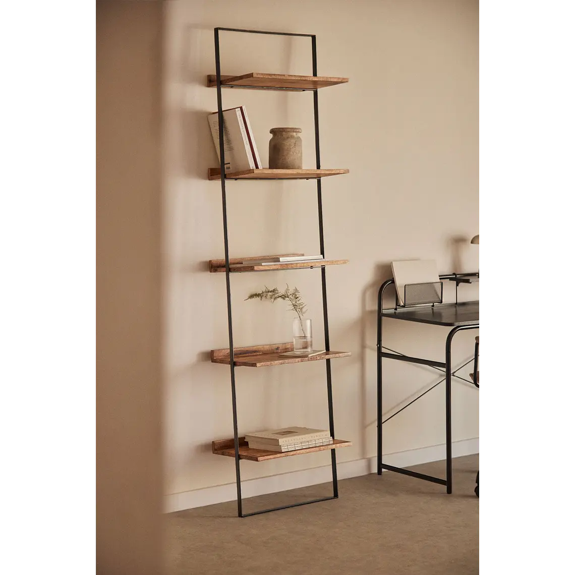 Estantería de pared 50x200 cm en madera de mango y metal 1