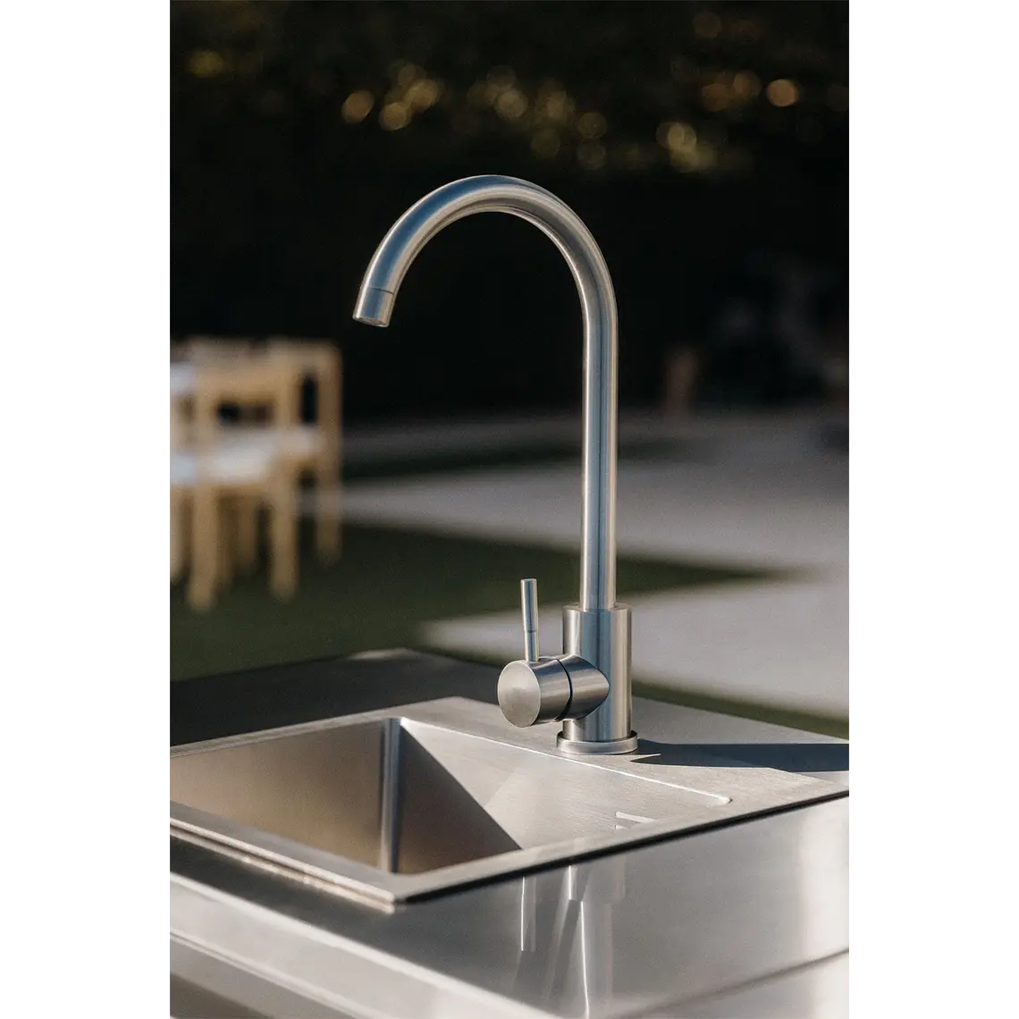 Grifo de cocina de exterior con caño alto en acero inoxidable Vinora 1