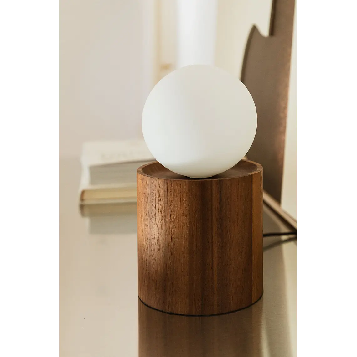 Lámpara de mesa con base cilíndrica en madera de acacia 1