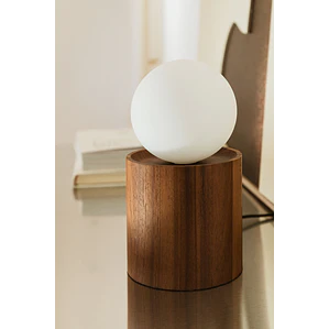 Lámpara de mesa con base cilíndrica en madera de acacia