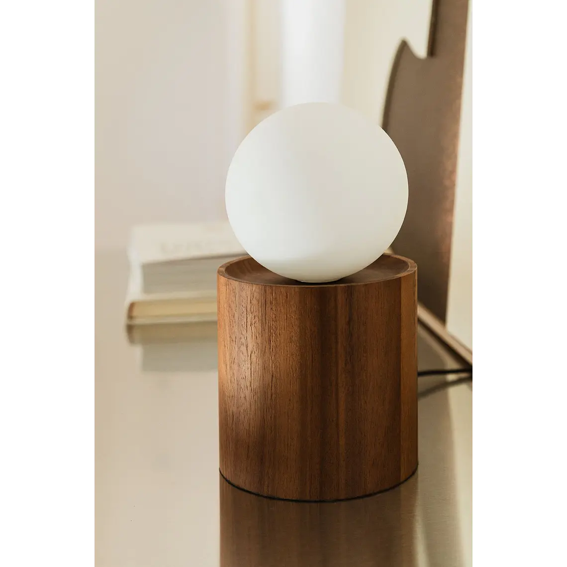 Lámpara de mesa con base cilíndrica en madera de acacia 2