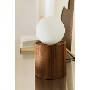 Lámpara de mesa con base cilíndrica en madera de acacia