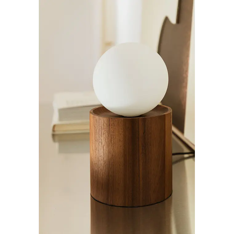 Lámpara de mesa con base cilíndrica en madera de acacia 2