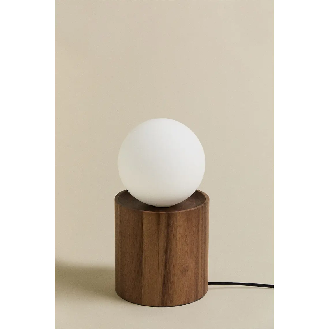 Lámpara de mesa con base cilíndrica en madera de acacia 3