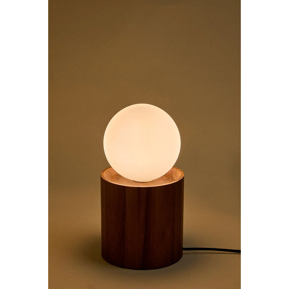 Lámpara de mesa con base cilíndrica en madera de acacia 4