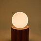 Lámpara de mesa con base cilíndrica en madera de acacia - Miniatura 4