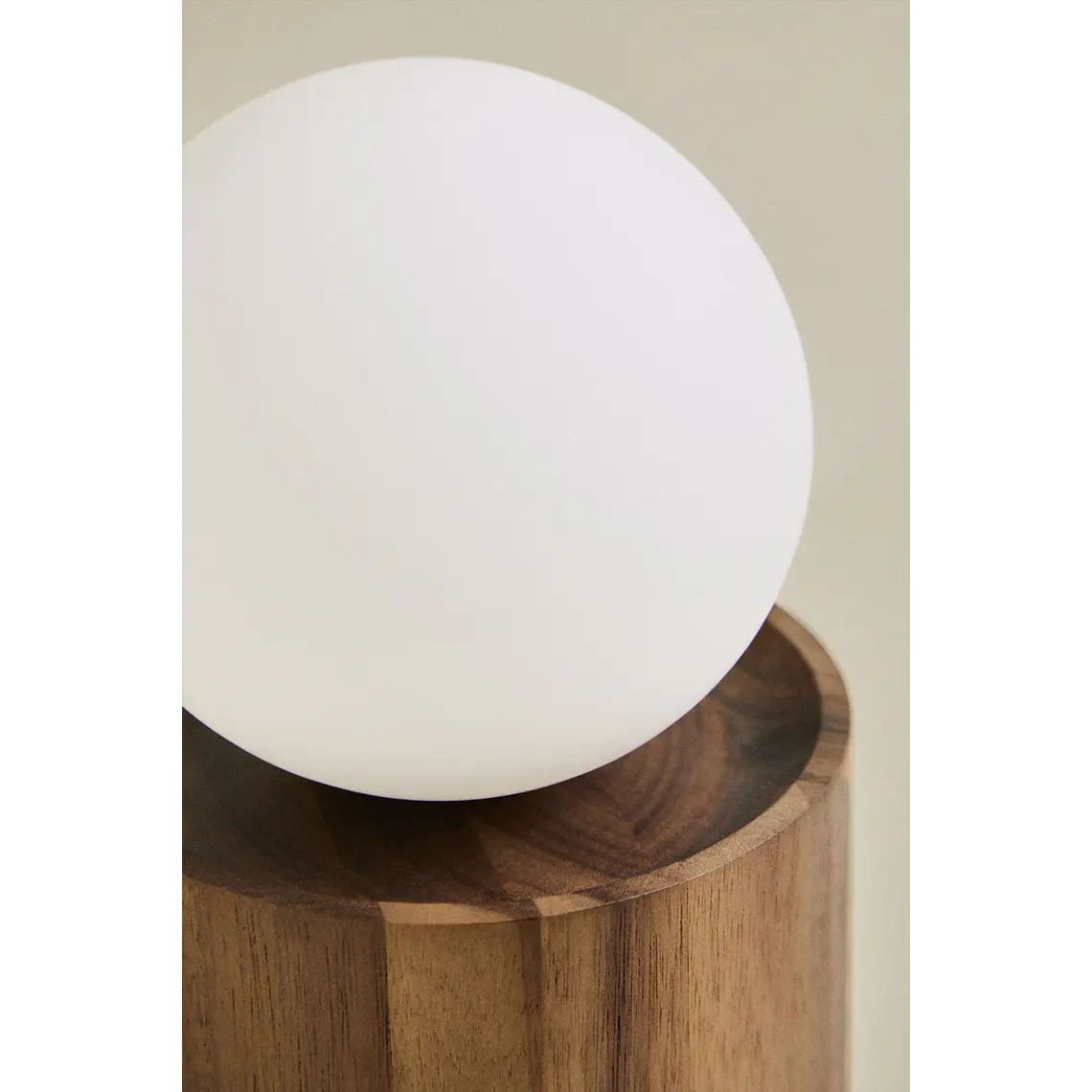 Lámpara de mesa con base cilíndrica en madera de acacia 5