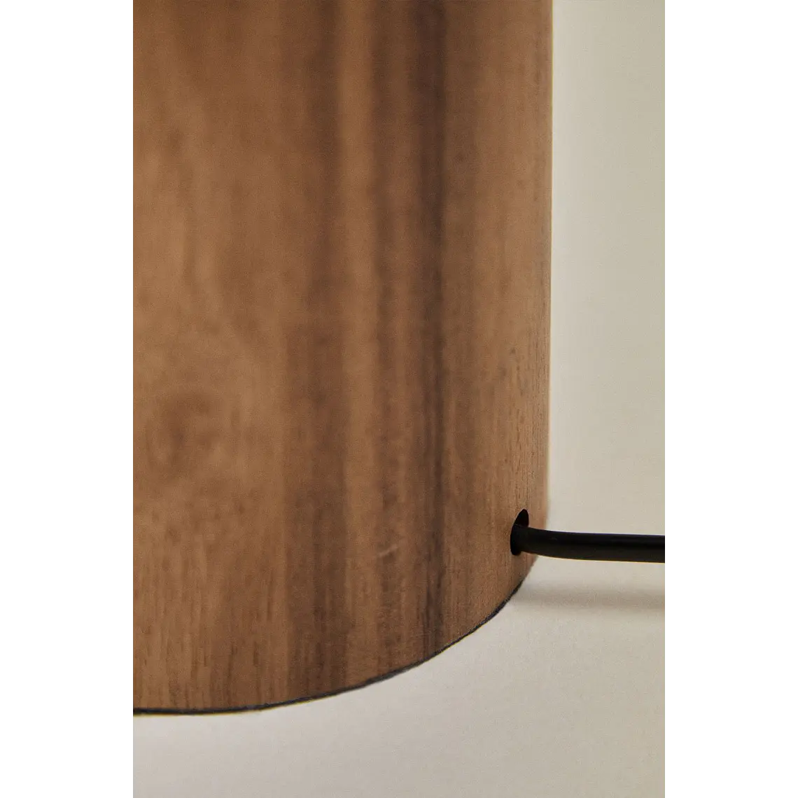Lámpara de mesa con base cilíndrica en madera de acacia 6