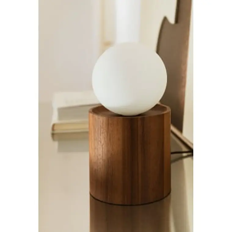 Lámpara de mesa con base cilíndrica en madera de acacia 9