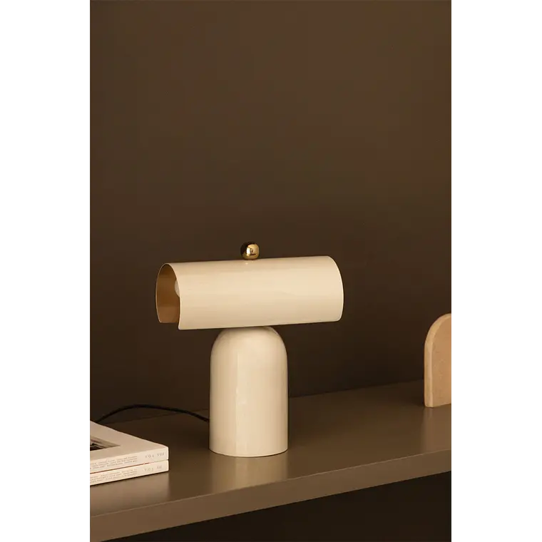 Lámpara de mesa en hierro 1