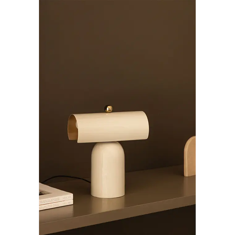 Lámpara de mesa en hierro 2