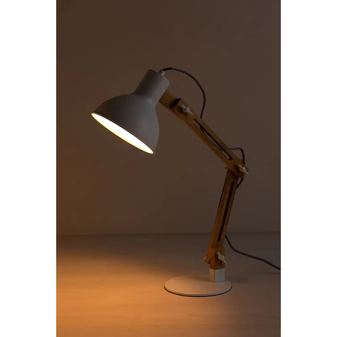 Lámpara de mesa en madera y hierro 4