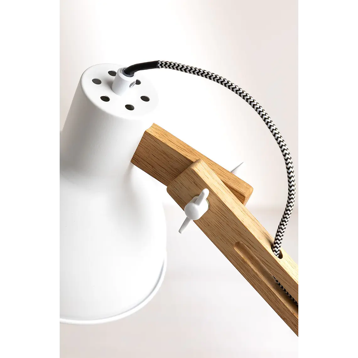 Lámpara de mesa en madera y hierro 6