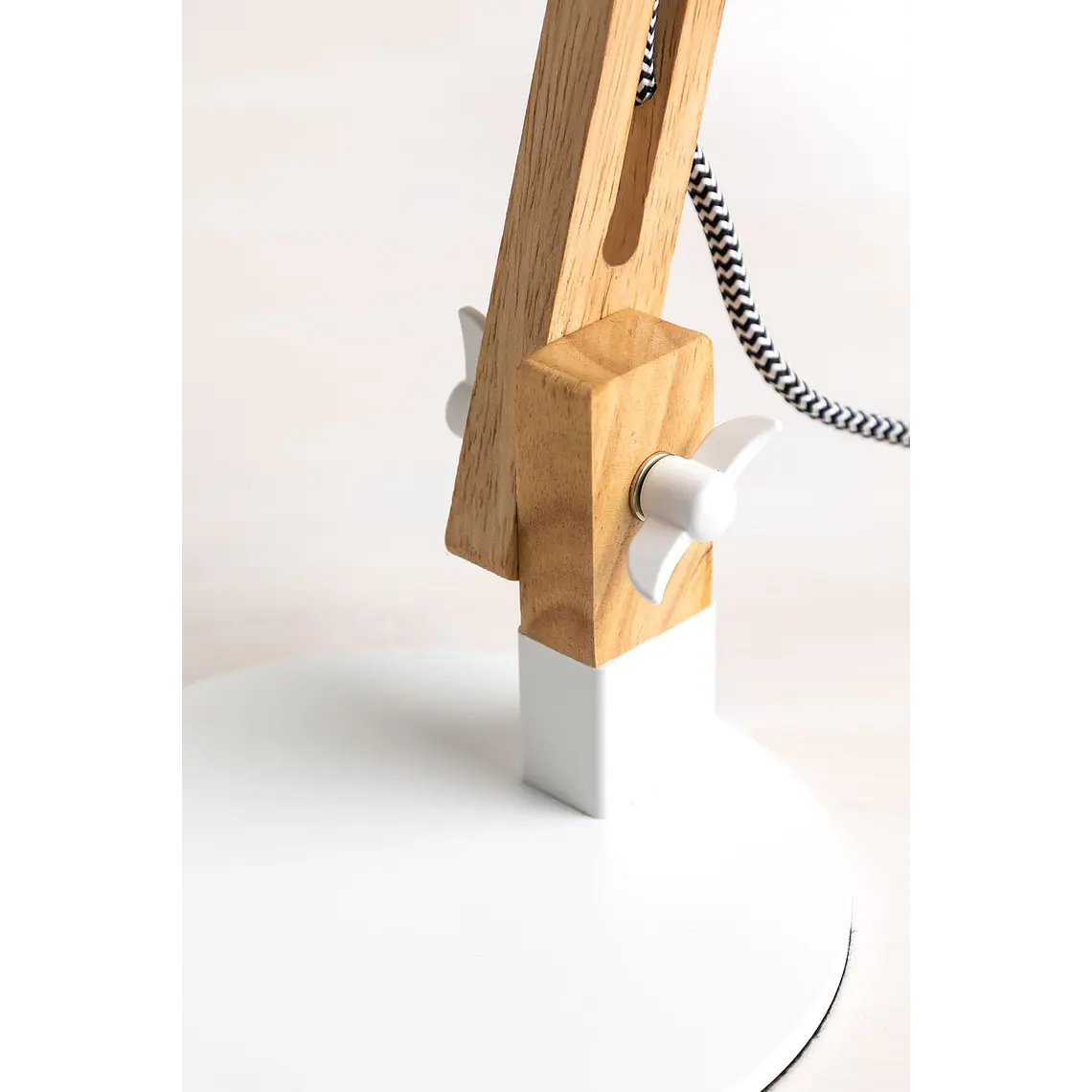 Lámpara de mesa en madera y hierro 7