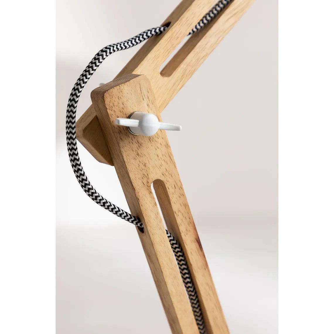 Lámpara de mesa en madera y hierro 8
