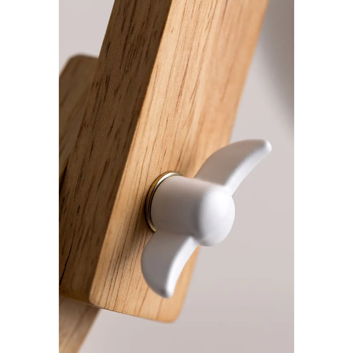 Lámpara de mesa en madera y hierro 9