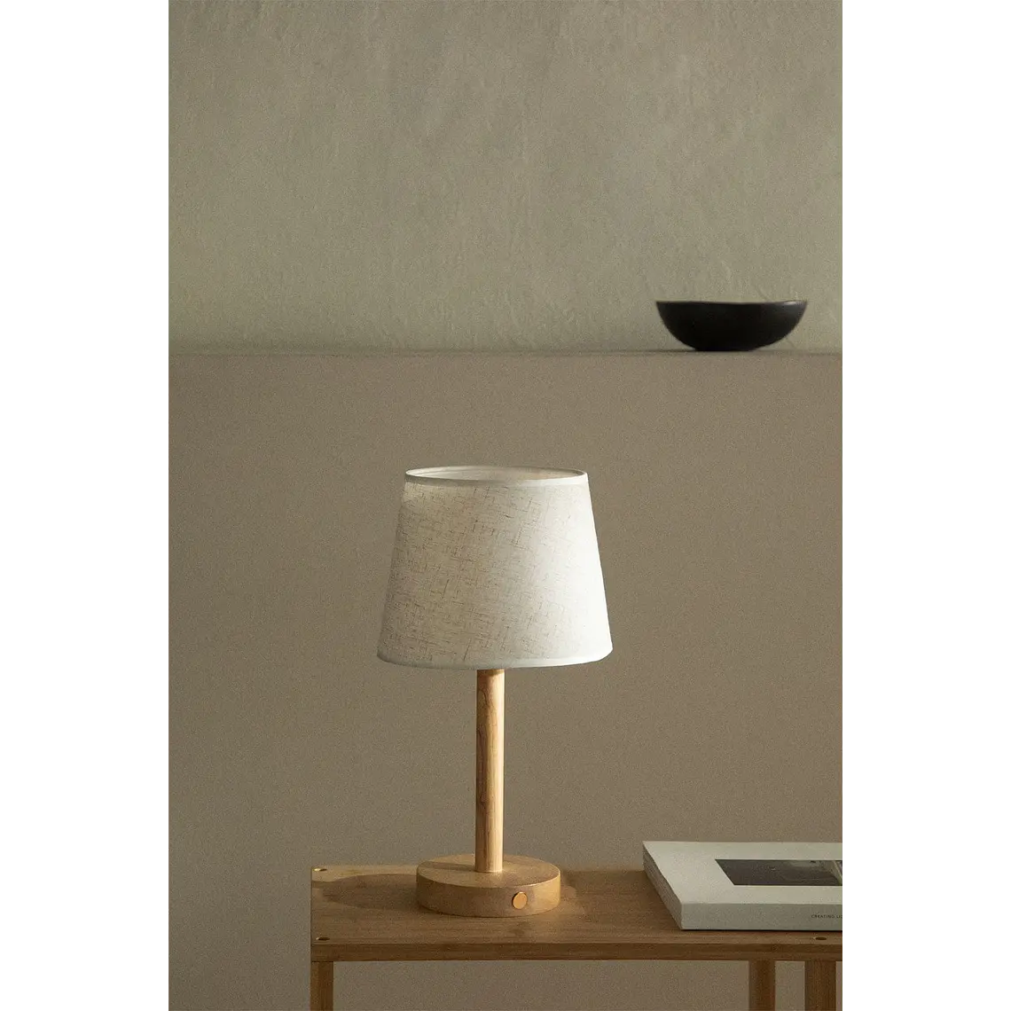 Lámpara de mesa inalámbrica en madera 1