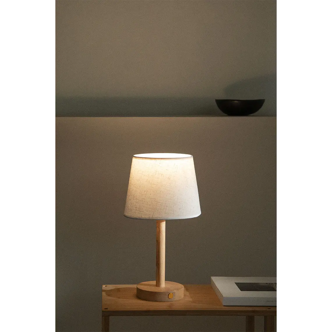 Lámpara de mesa inalámbrica en madera 3