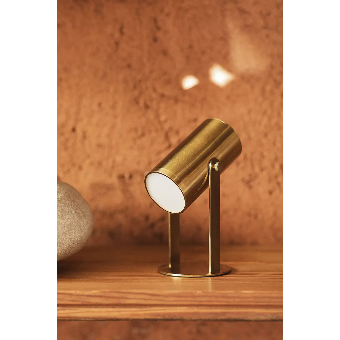 Lámpara de mesa LED orientable e inalámbrica en hierro 1