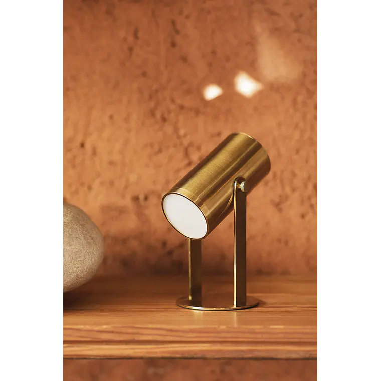Lámpara de mesa LED orientable e inalámbrica en hierro 1