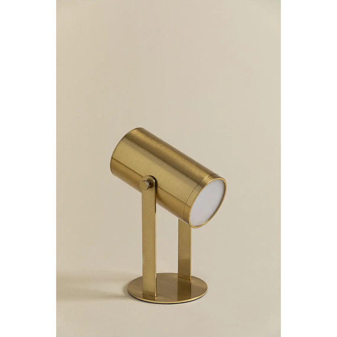 Lámpara de mesa LED orientable e inalámbrica en hierro 3