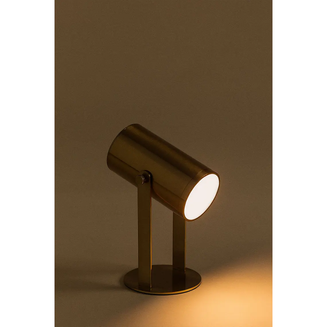 Lámpara de mesa LED orientable e inalámbrica en hierro 4