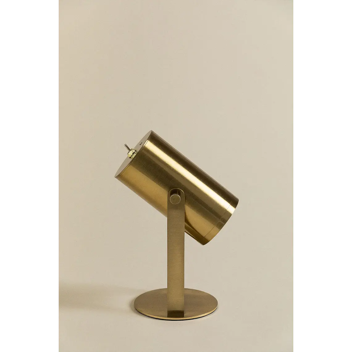 Lámpara de mesa LED orientable e inalámbrica en hierro 5