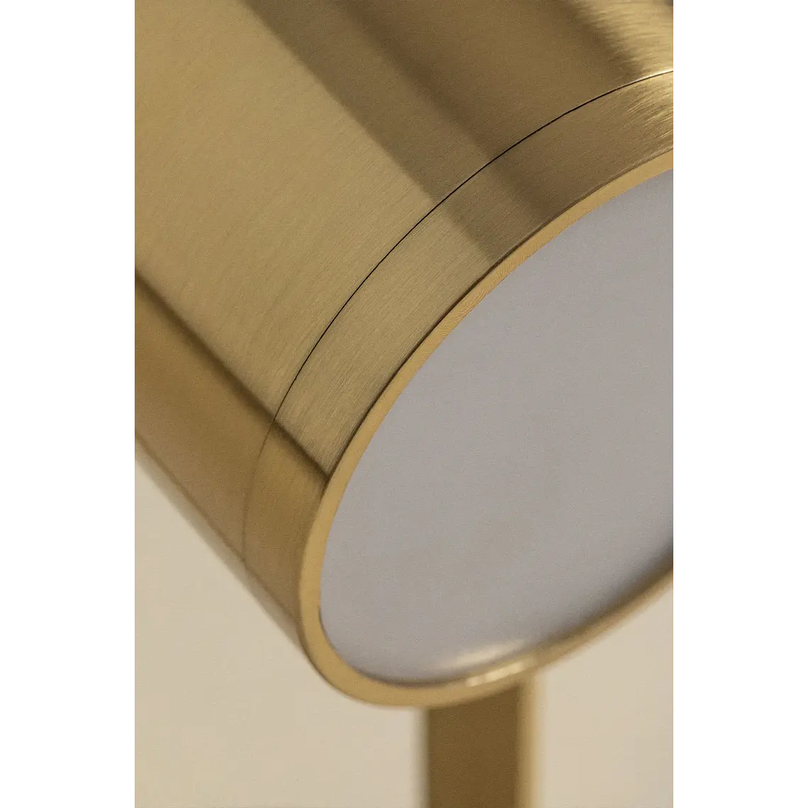 Lámpara de mesa LED orientable e inalámbrica en hierro 6