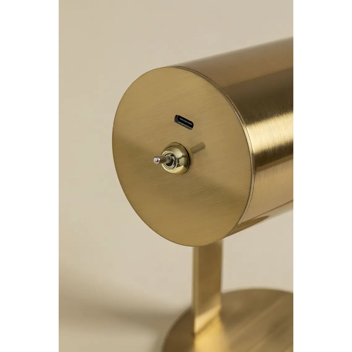 Lámpara de mesa LED orientable e inalámbrica en hierro 8