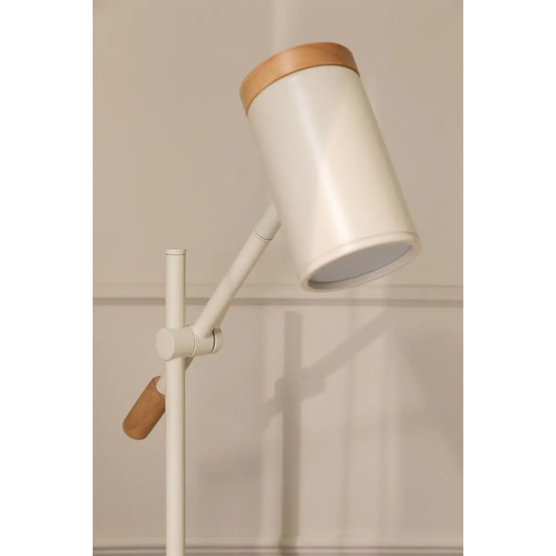 Lámpara de mesa orientable en hierro 3