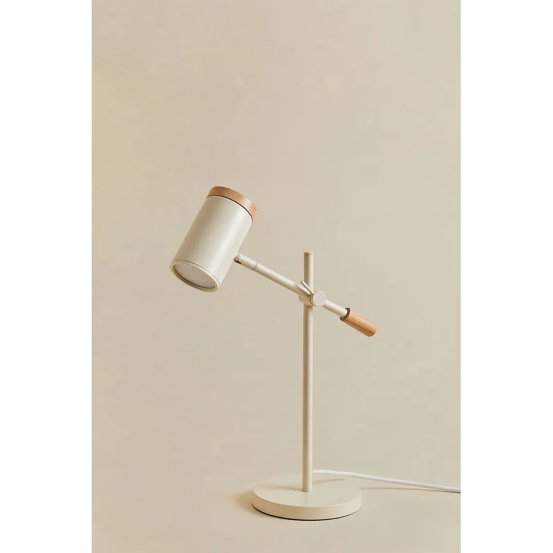 Lámpara de mesa orientable en hierro 4