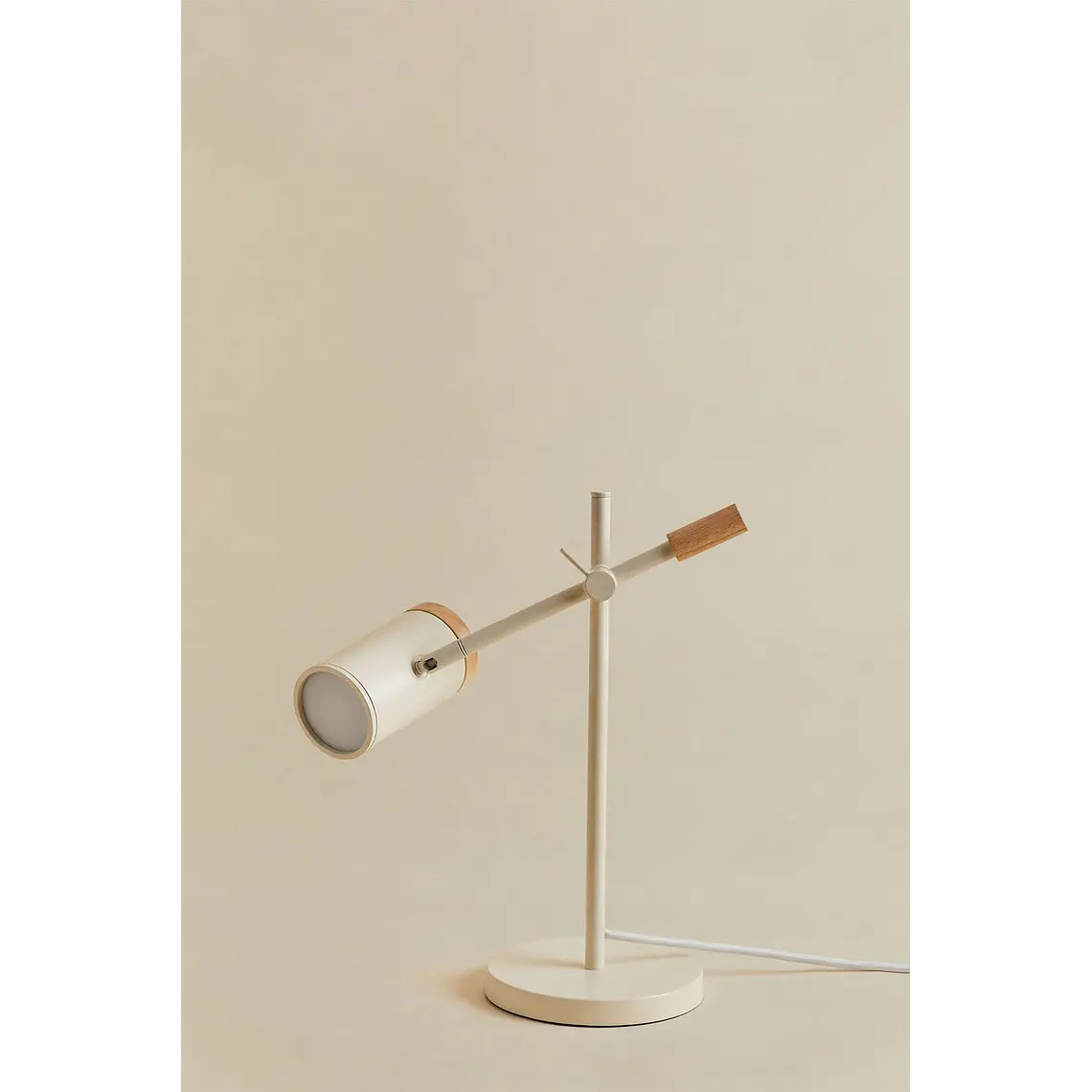 Lámpara de mesa orientable en hierro 6