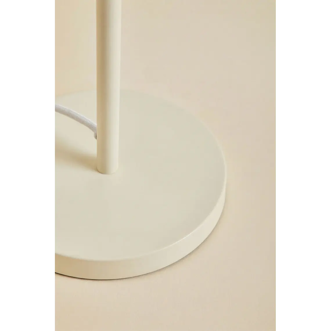 Lámpara de mesa orientable en hierro 9