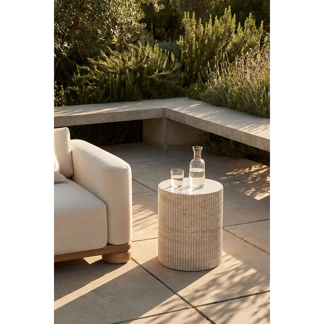 Mesa auxiliar para jardín redonda Ø40 cm en cemento look travertino Morina 1