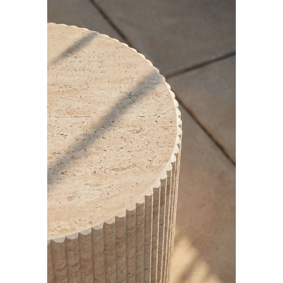 Mesa auxiliar para jardín redonda Ø40 cm en cemento look travertino Morina 3