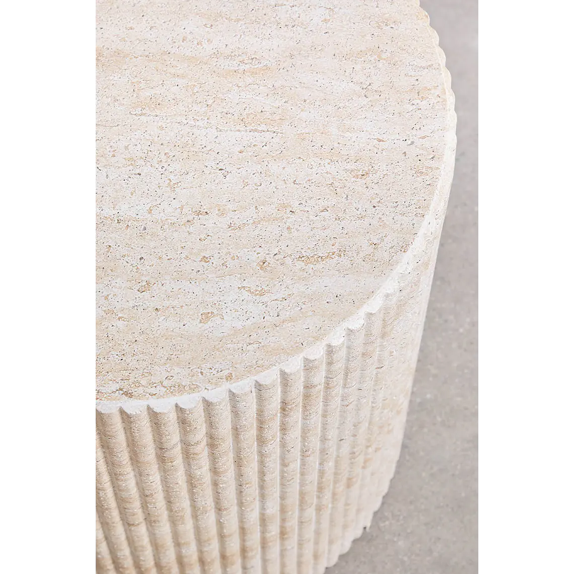 Mesa auxiliar para jardín redonda Ø40 cm en cemento look travertino Morina 6