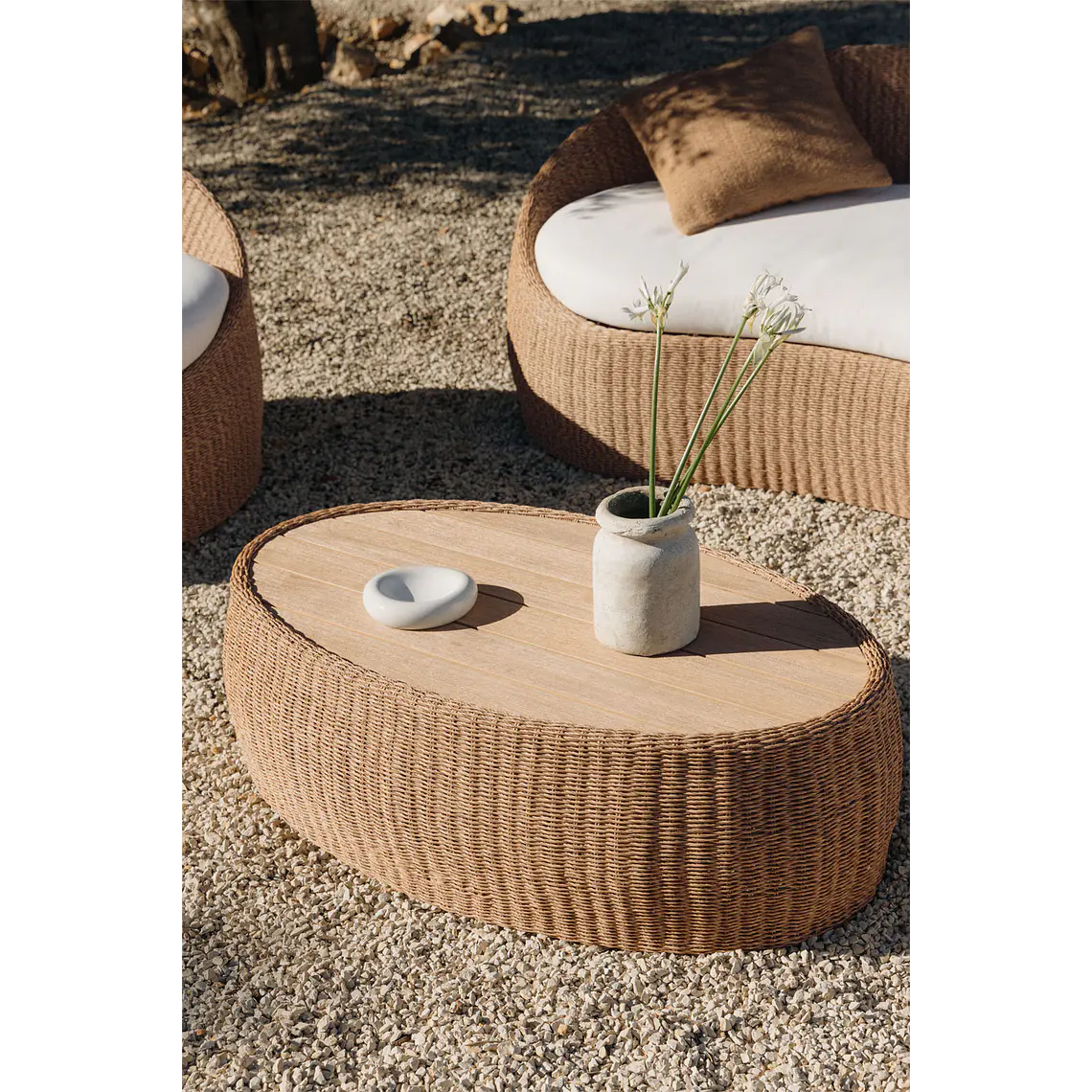Mesa de centro para jardín ovalada 105x60 cm en madera de acacia y ratán sintético Gareva 1