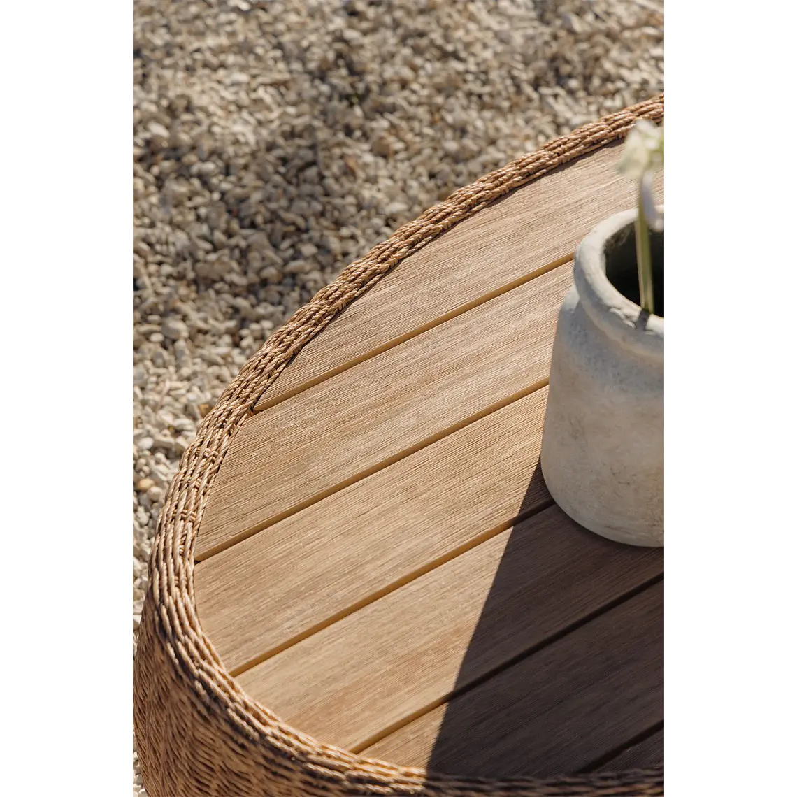 Mesa de centro para jardín ovalada 105x60 cm en madera de acacia y ratán sintético Gareva 3