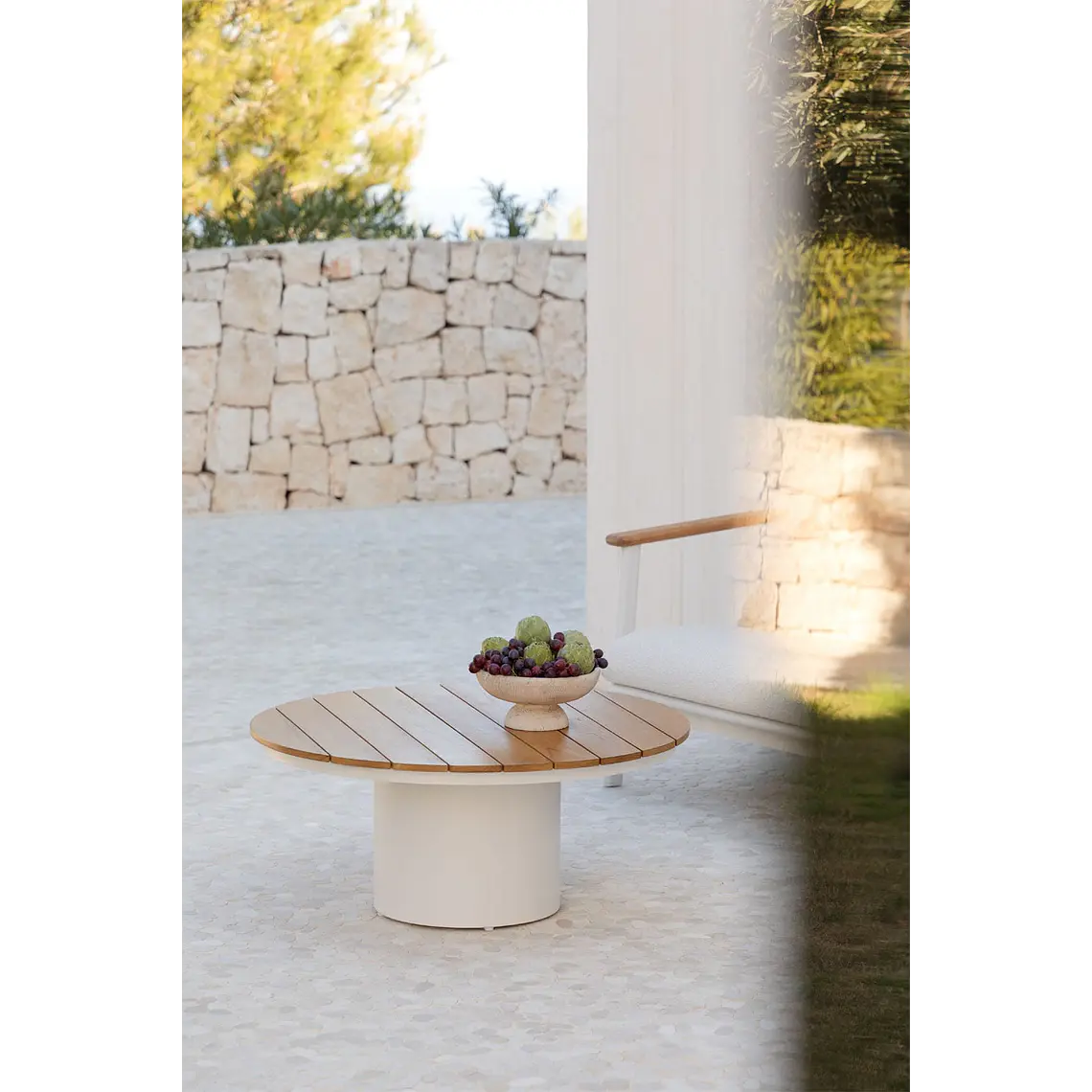 Mesa de centro para jardín redonda Ø90 cm en madera de teca y aluminio Varena 1
