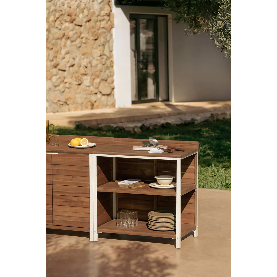 Módulo de almacenaje con estantes para cocina modular de exterior en madera de acacia y aluminio Arenira 1