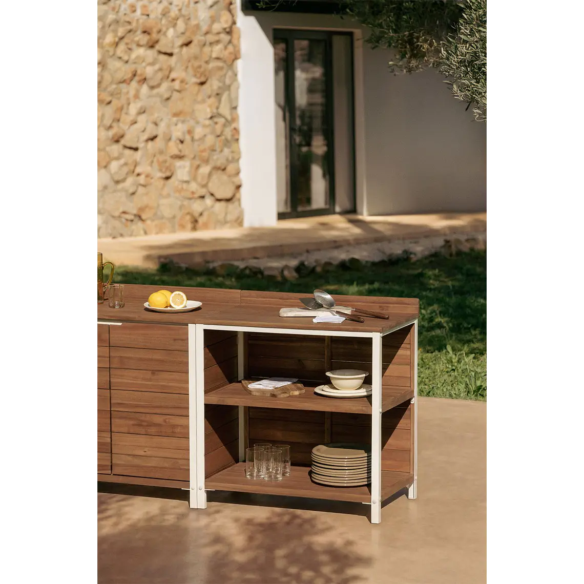 Módulo de almacenaje con estantes para cocina modular de exterior en madera de acacia y aluminio Arenira 2