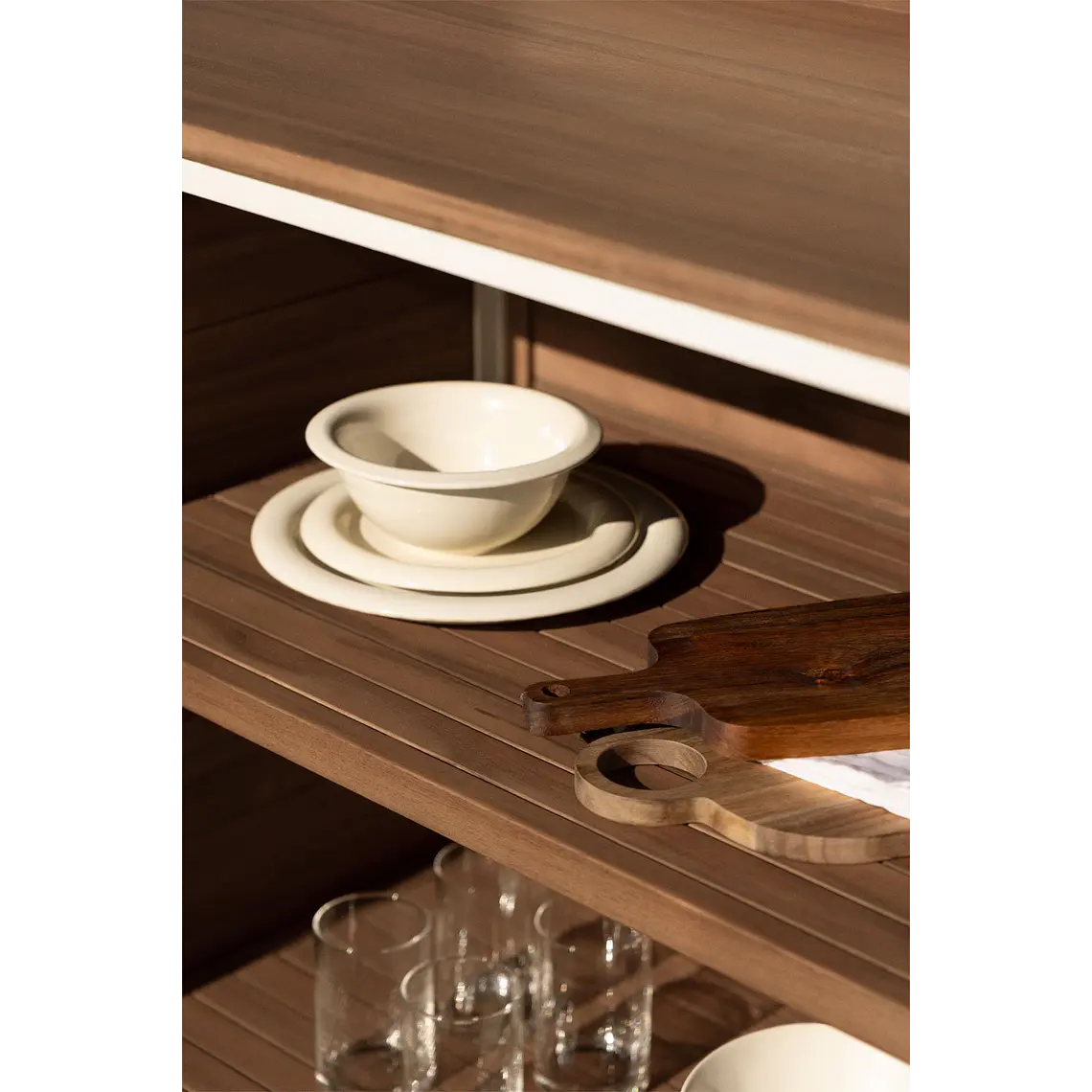 Módulo de almacenaje con estantes para cocina modular de exterior en madera de acacia y aluminio Arenira 3