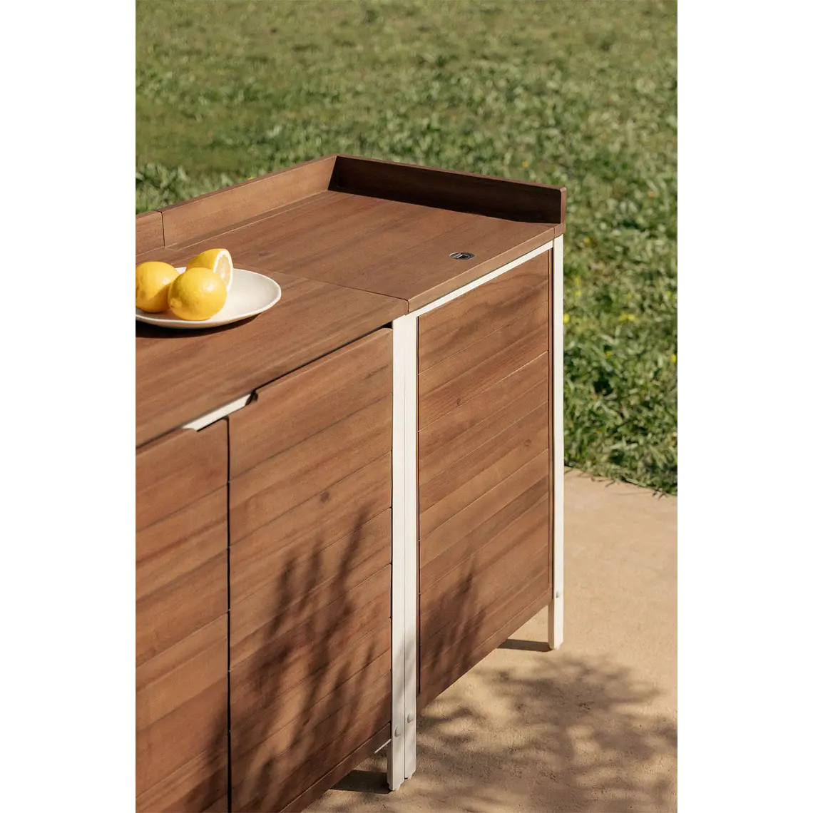 Módulo de almacenaje esquinero para cocina modular de exterior en madera de acacia y aluminio Branira 1