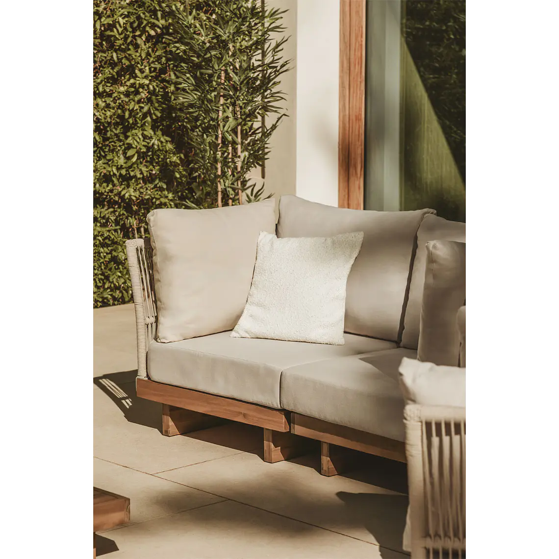 Módulo esquinero para sofá modular de jardín en madera de acacia y cuerda trenzada Salena 1