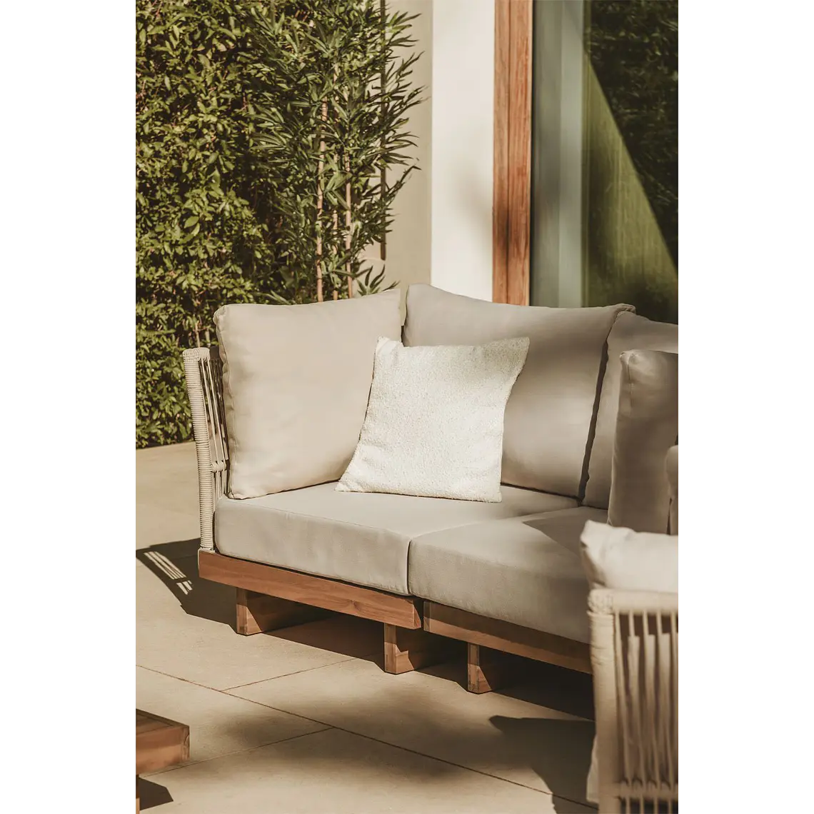 Módulo esquinero para sofá modular de jardín en madera de acacia y cuerda trenzada Salena 2