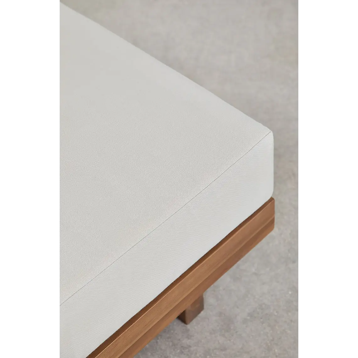 Puff en madera de acacia Renora 2