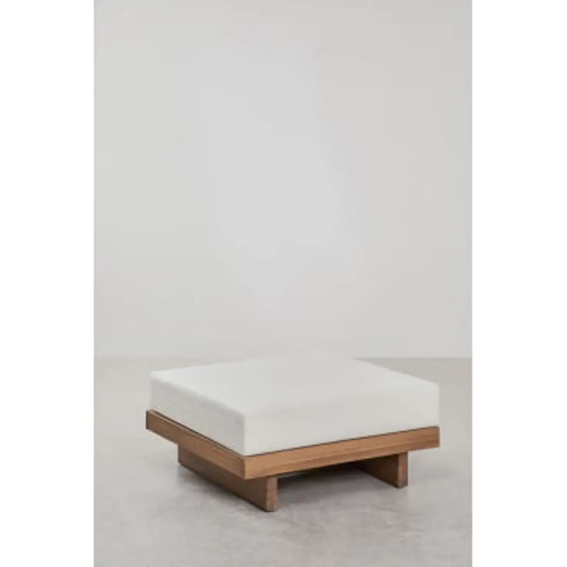 Puff en madera de acacia Renora 6