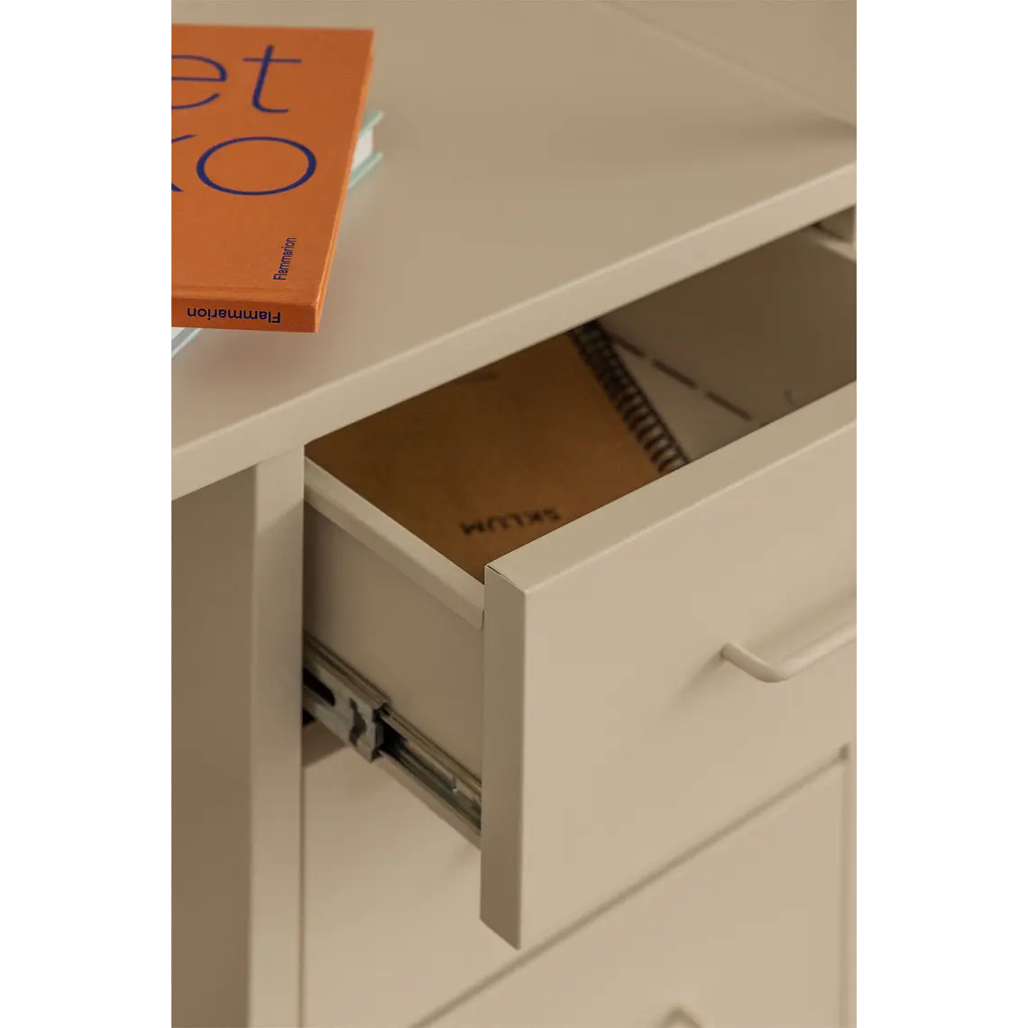 Set de escritorio con cajones, cajonera y estantería en acero 2